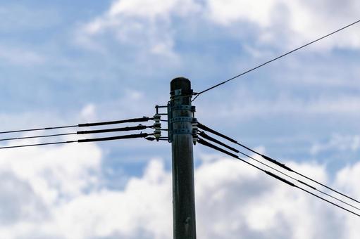 青空に映える電信柱と電線 青空に映える電信柱と電線の写真