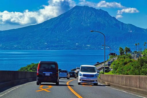 錦江湾沿いの国道を桜島目指し南下中 鹿児島,ドライブ,海の写真素材