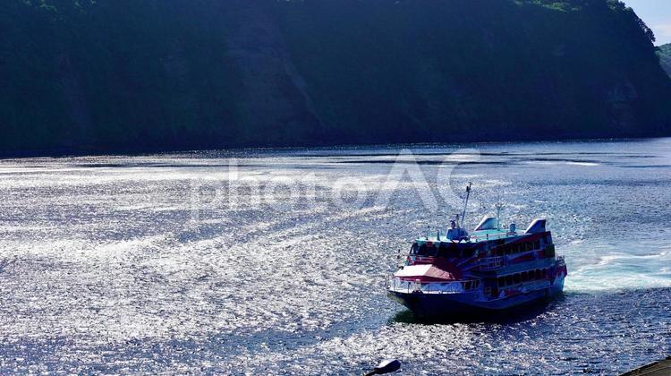 伊豆大島の埠頭から見える高速ジェット船 ジェット船,船,東京の写真素材