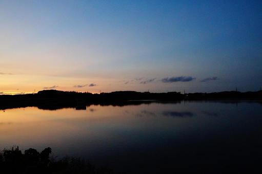 夕方の貯水池 夕方の貯水池の写真
