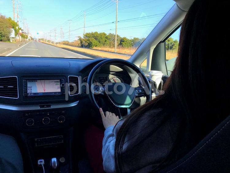 運転する女性 01　顔なし 女性,顔なし,運転の写真素材