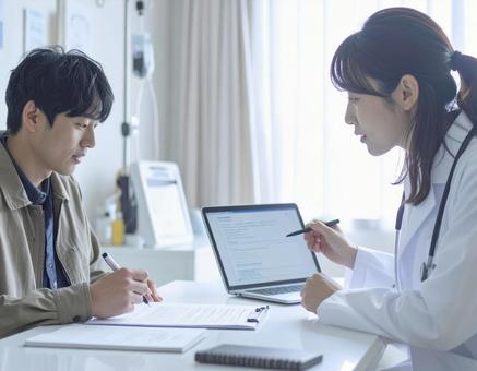 同意書にサインする患者 同意書にサインする患者の写真