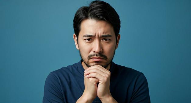 悩む男性 悩む男性の写真