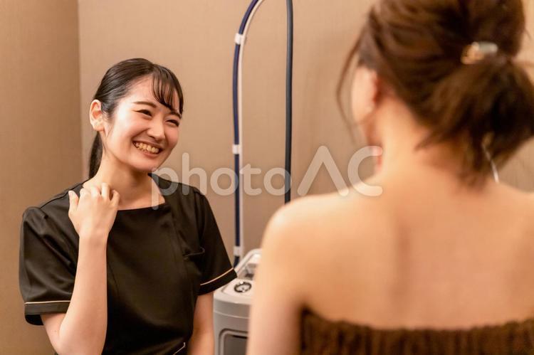 エステサロンでカウンセリングを受ける女性（首） エステ,首こり,首の写真素材