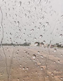 飛行機の窓に打ちつける雨粒 飛行機の窓に打ちつける雨粒 雨粒,飛行機の窓,雨の写真素材