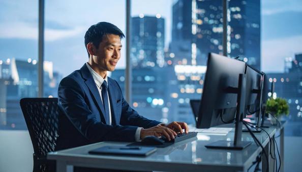 パソコンで仕事する男性会社員 スーツ パソコンで仕事する男性会社員 スーツの写真