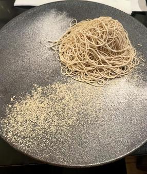 黒皿に盛られた繊細なモンブラン 黒皿に盛られた繊細なモンブランの写真