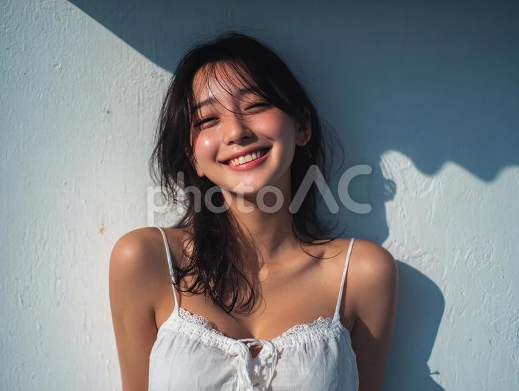 太陽の光を浴びて輝く笑顔のアジア系女性 女性,アジア人,ポートレートの写真素材
