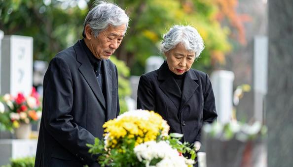 お葬式・墓参りで目頭をおさえる老夫婦 お葬式・墓参りで目頭をおさえる老夫婦の写真