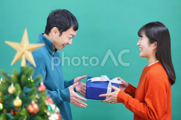 向かい合って向かい合ってプレゼントを渡す夫婦 夫婦,人物,男性の写真素材