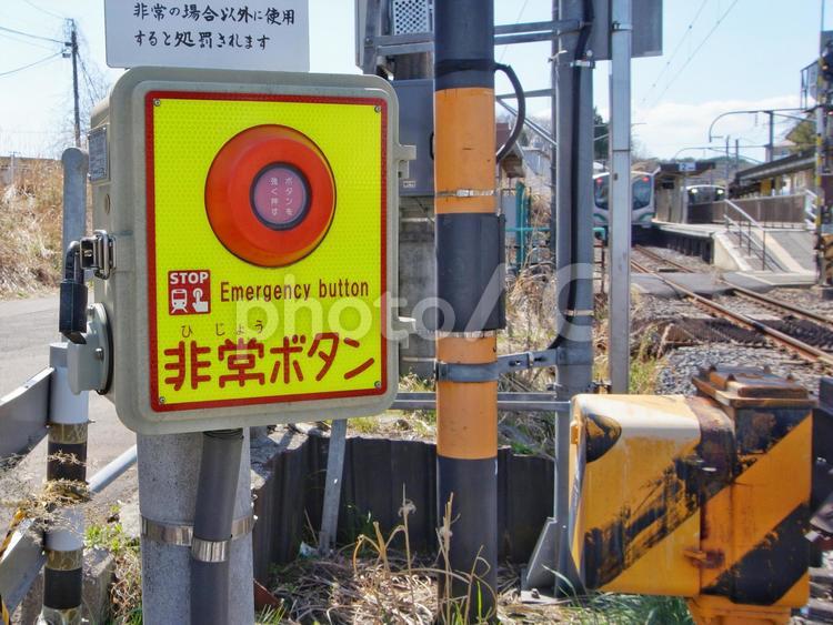 踏切の非常ボタンと列車 非常,ボタン,列車の写真素材