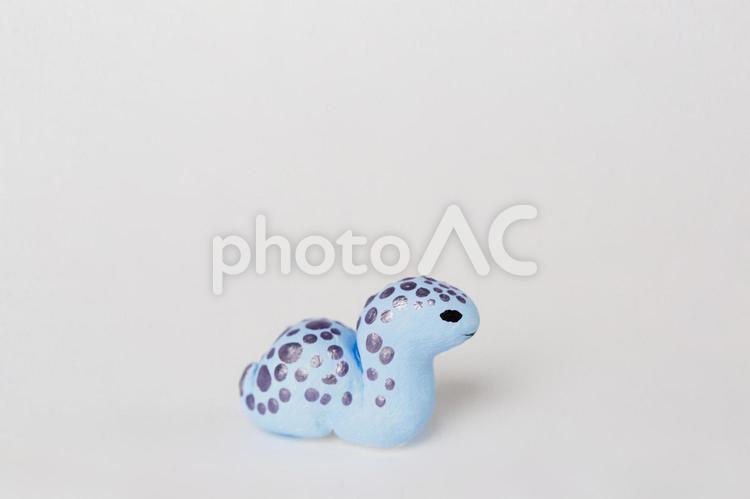 紫のドットが背中にある水色の蛇の横顔 蛇,クレイアート,動物の写真素材