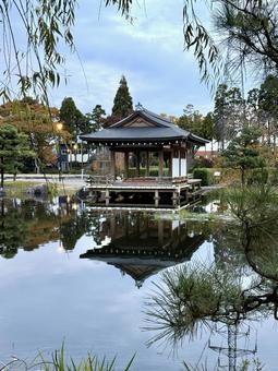 秋の夕方　福井県紫式部公園 夕方,夕暮れ,夕雲の写真素材