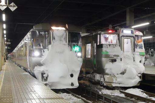 札幌駅にて並ぶ785系と733系車両 札幌駅にて並ぶ785系と733系車両 jr,jr北海道,785系の写真素材