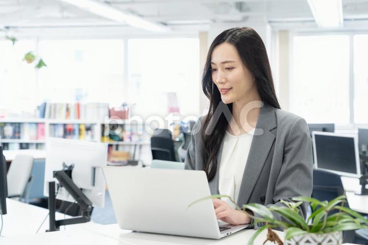 オフィスで仕事をする若いビジネスウーマン ビジネス,女性,オフィスの写真素材