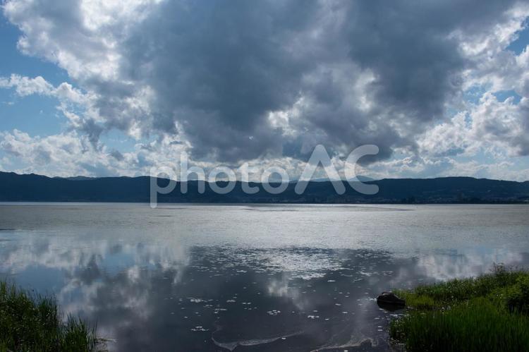 湖に雲間から差す陽ざしの風景 湖,雲,陽射しの写真素材