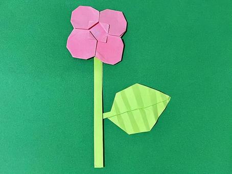 緑の背景と折り紙のピンクのお花 緑の背景と折り紙のピンクのお花の写真
