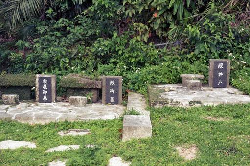 当銘蔵グスクの根屋御墓と殿御墓と殿井戸 当銘蔵グスクの根屋御墓と殿御墓と殿井戸の写真