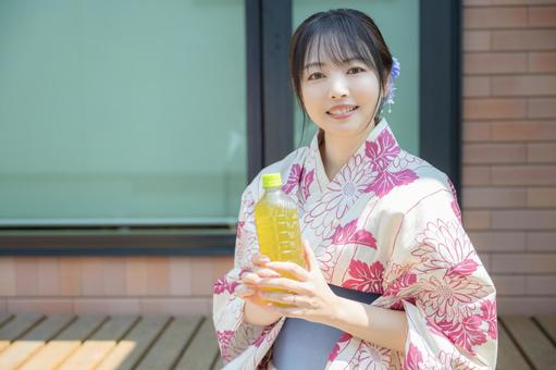 爽やかな笑顔の浴衣女性 爽やかな笑顔の浴衣女性 浴衣,日本人,アジアンの写真素材