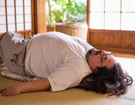 和室で昼寝をする男性 和室で昼寝をする男性の写真