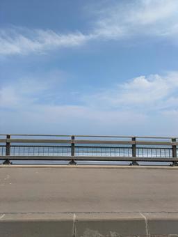 橋の上から海 橋の上から海の写真