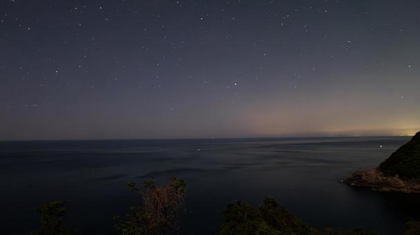星と海が溶け合う夜 星と海が溶け合う夜 海,星空,地平線の写真素材