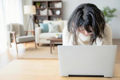 悩む女性 個人投資家,暴落,株の写真素材