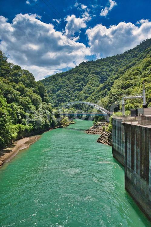 放水後の河川の流れ 宮ケ瀬ダム,神奈川,夏の写真素材