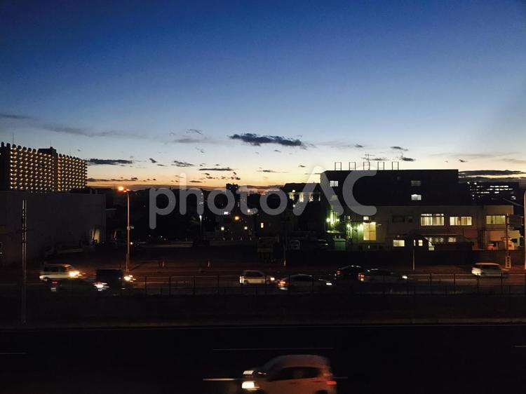 夕暮れの国道 たそがれ,ビル,交通機関の写真素材