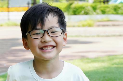 メガネをかけて笑顔の小学生の男の子 メガネをかけて笑顔の小学生の男の子 子供,子ども,メガネの写真素材