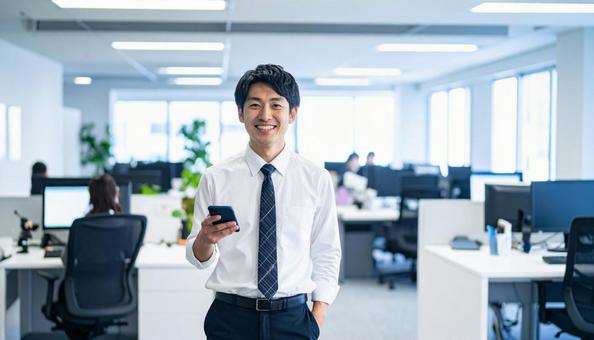 オフィスで働く日本人システムエンジニア オフィスで働く日本人システムエンジニアの写真