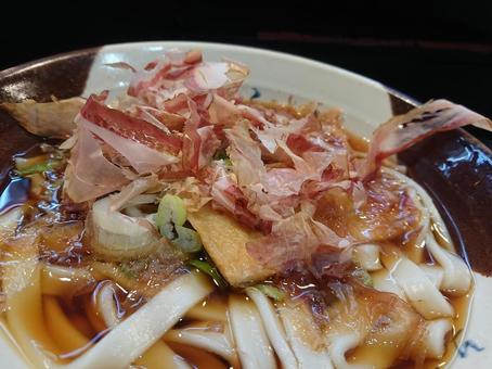かつおぶしたっぷりの伝統的なきしめん かつおぶしたっぷりの伝統的なきしめん きしめん,名古屋めし,平麺の写真素材