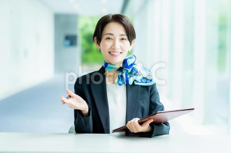 案内する受付の女性 笑顔,コンサルタント,受付の写真素材