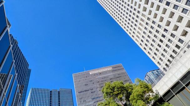 見上げるオフィスビル群 都会・企業・経済 見上げるオフィスビル群 都会・企業・経済 高層ビル,オフィスビル,青空の写真素材