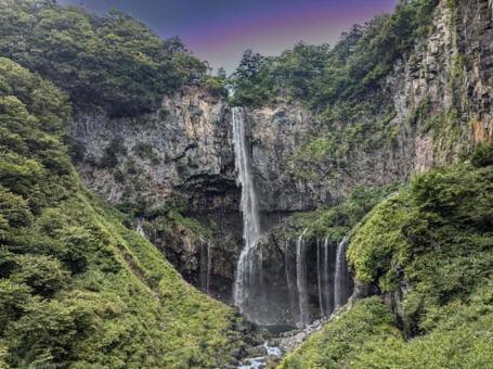 幻想の空に包まれる華厳の滝 幻想の空に包まれる華厳の滝の写真