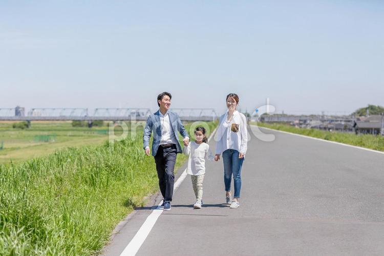 家族イメージ 人物,家族,手を繋ぐの写真素材