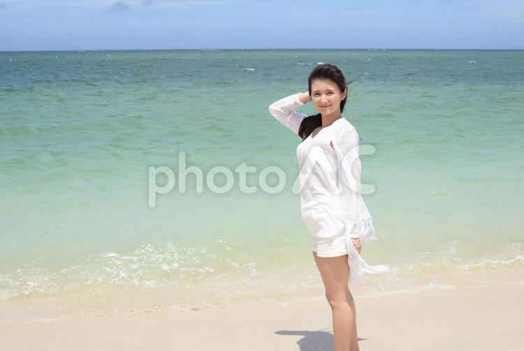 南国沖縄の美しいビーチで寛ぐ女性 女性,女,沖縄の写真素材