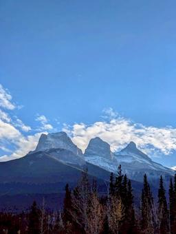 スリーシスターズ　カナダの山 山,峰,連峰の写真素材