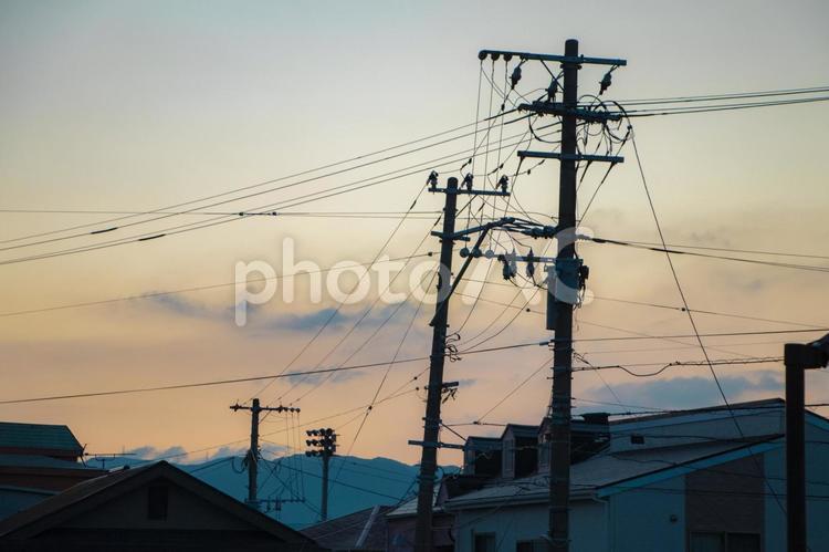 夕方の電線 グラデーション,ドラマティック,イメージの写真素材