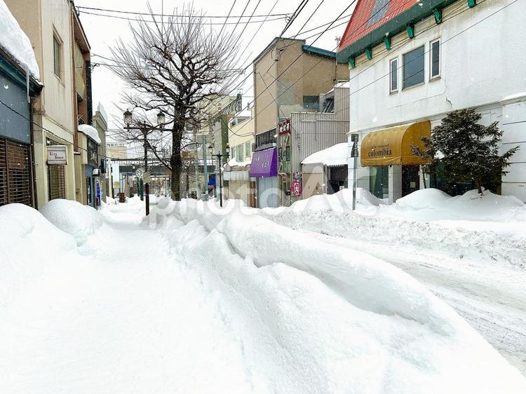 雪の積もった小樽の道路の写真素材 道路,雪,冬の写真素材