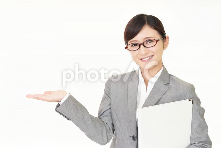 案内する笑顔のビジネスウーマン 日本人,女性,人物の写真素材