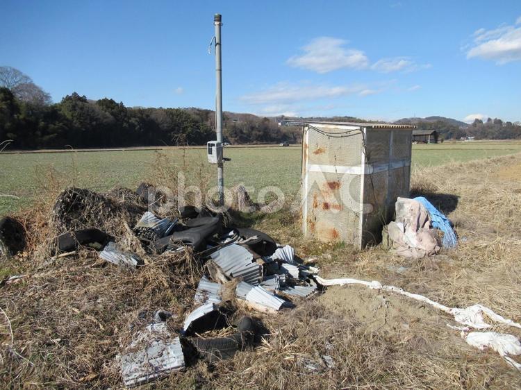 畑の一角に放置された様々な廃棄物 風景,景色,景観の写真素材