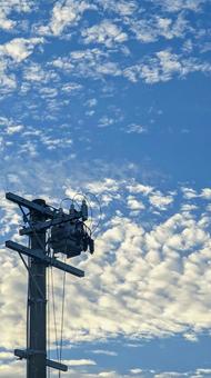 夏の青空と電柱:雲が流れる風景 夏の青空と電柱:雲が流れる風景 青空,空,雲の写真素材