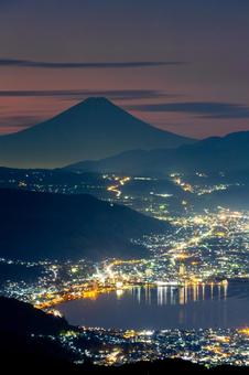 高ボッチ高原_富士山と諏訪湖の夜景_縦 高ボッチ高原_富士山と諏訪湖の夜景_縦の写真