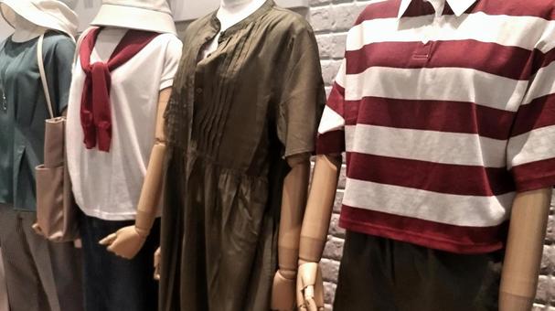 レディース服のマネキン レディース服のマネキン マネキン,ディスプレイ,レディース服の写真素材