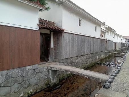 白壁の町水路 白壁の町水路 鳥取,倉吉,街並みの写真素材