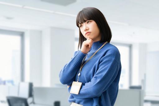 考えごとをする女性・ビジネスウーマン 女性,考える,悩むの写真素材