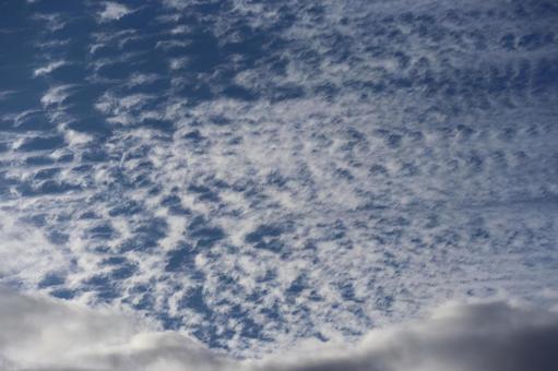 青空と白い雲と太陽の光りのある空 青空,白い,雲の写真素材
