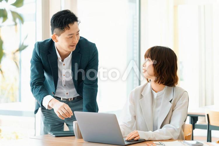 ミーティングをする男女2人のビジネスマン 男性,女性,男女の写真素材