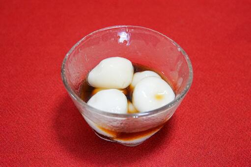 ガラスの器に入った白玉団子と黒蜜 白玉団子,団子,スイーツの写真素材